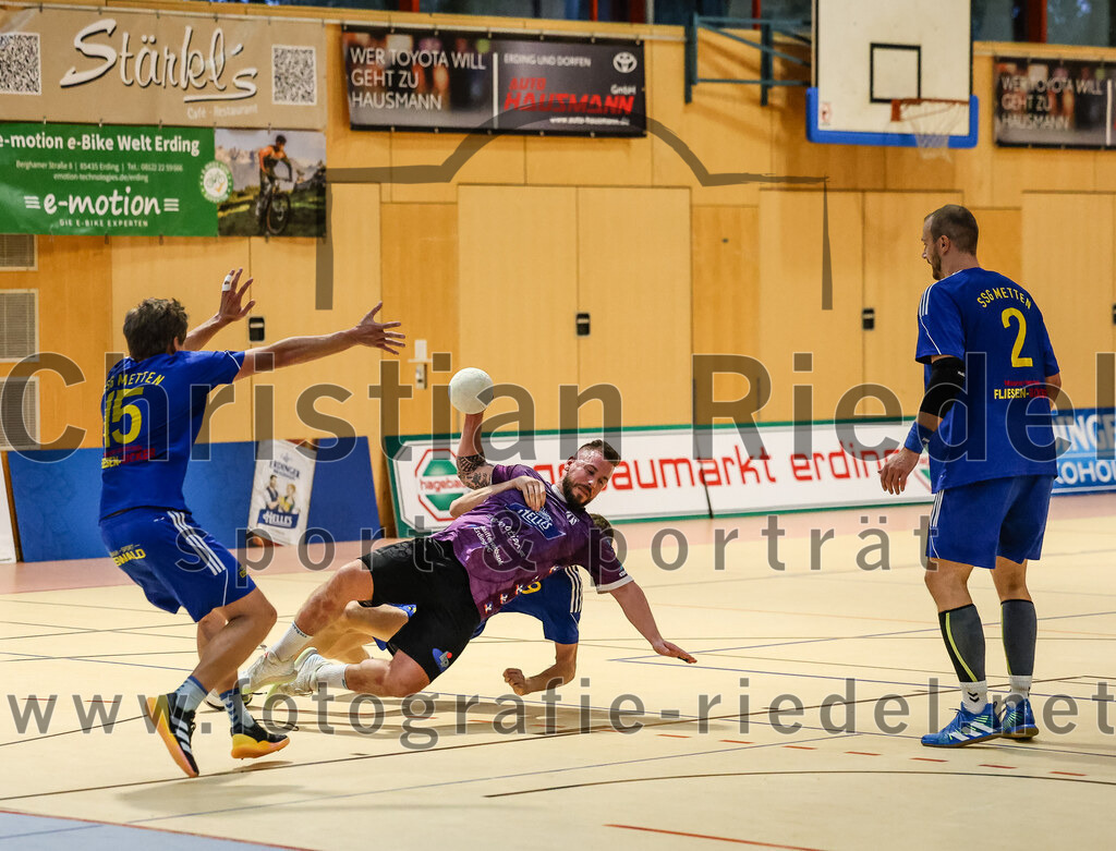 2024-10-13_084_SpVgg_Altenerding_gegen_SSG_Metten | Erding, Deutschland, 13.10.2024:Handball, Bezirksoberliga Männer 2024 / 2025, 4. Spieltag, SpVgg Altenerding gegen SSG Metten, Endergebnis: 40:22Florian Sedlmeier (SSG Metten, #15), Sebastian Forster (SpVgg Altenerding, #13), Karel Kveton (SSG Metten, #2)Foto: Christian Riedel / fotografie-riedel.net