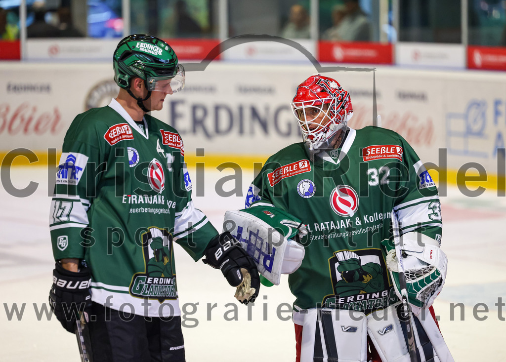 2023-09-10_134_TSV_Erding_gegen_EHC_Klostersee | Erding, Deutschland, 10.09.2023:
Eishockey, Bayernliga 2023 / 2024, Testspiel, TSV Erding gegen EHC Klostersee, Endergebnis: 10:1

Elia Ostwald (Erding Gladiators, #17), Torwart Dimitri Pätzold (Erding Gladiators, #32)

Foto: Christian Riedel / fotografie-riedel.net