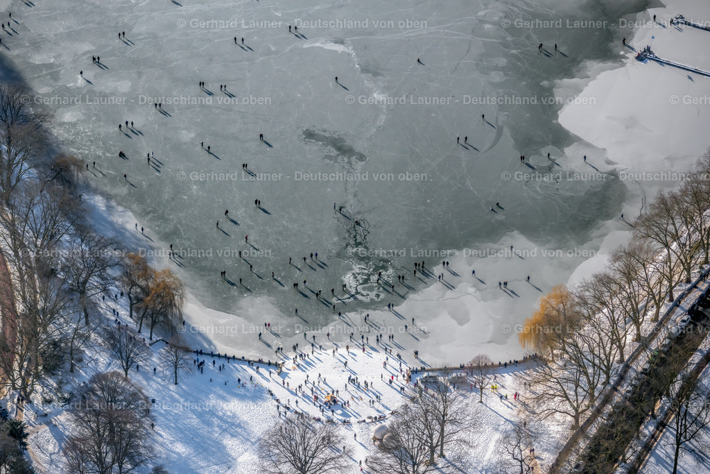 4043955 | MüNSTER 13.02.2021 Spaziergänger und Passanten laufen auf der Eisschicht der zugefrorenen Uferbereiche der See - Oberfläche des Aasee im Ortsteil Pluggendorf in Münster im Bundesland Nordrhein-Westfalen, Deutschland. // Wintry snowy strollers and passers-by walk on the ice sheet of the frozen bank areas of the lake - surface of Aasee in the district Pluggendorf in Muenster in the state North Rhine-Westphalia, Germany. Foto: Gerhard Launer
