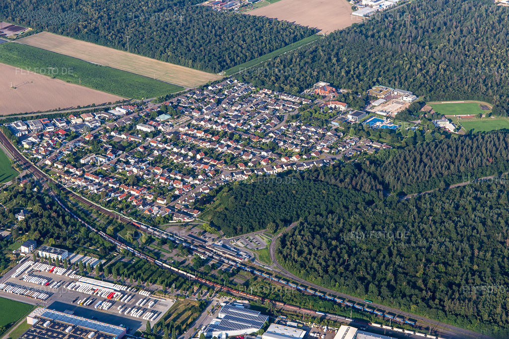 Luftbild: Ortsansicht jenseits der Bahnlinie in Waghäusel im Bundesland Baden-Württemberg in Deutschland. Foto: IMG_142563.jpg vom 18.07.2024 durch Werner Riehm/FLY-FOTO.de
