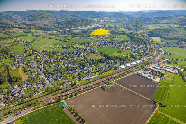 Meschede230500651 | Luftbild, Sägewerk Hüster, Holzverladestelle an der Bahnlinie Im Ruhrtal, Neubau 4 Häuser Südstraße, Wennemen, Meschede, Sauerland, Nordrhein-Westfalen, Deutschland