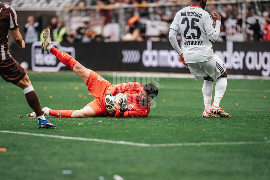 Fußball | Männer | Saison 2025/2026  | Fußball-Bundesliga | 25. Spieltag | FC St. Pauli vs. Eintracht Frankfurt | 08.03.2026 | Nikola Vasilj (#22, FC St. Pauli) hält einen Ball