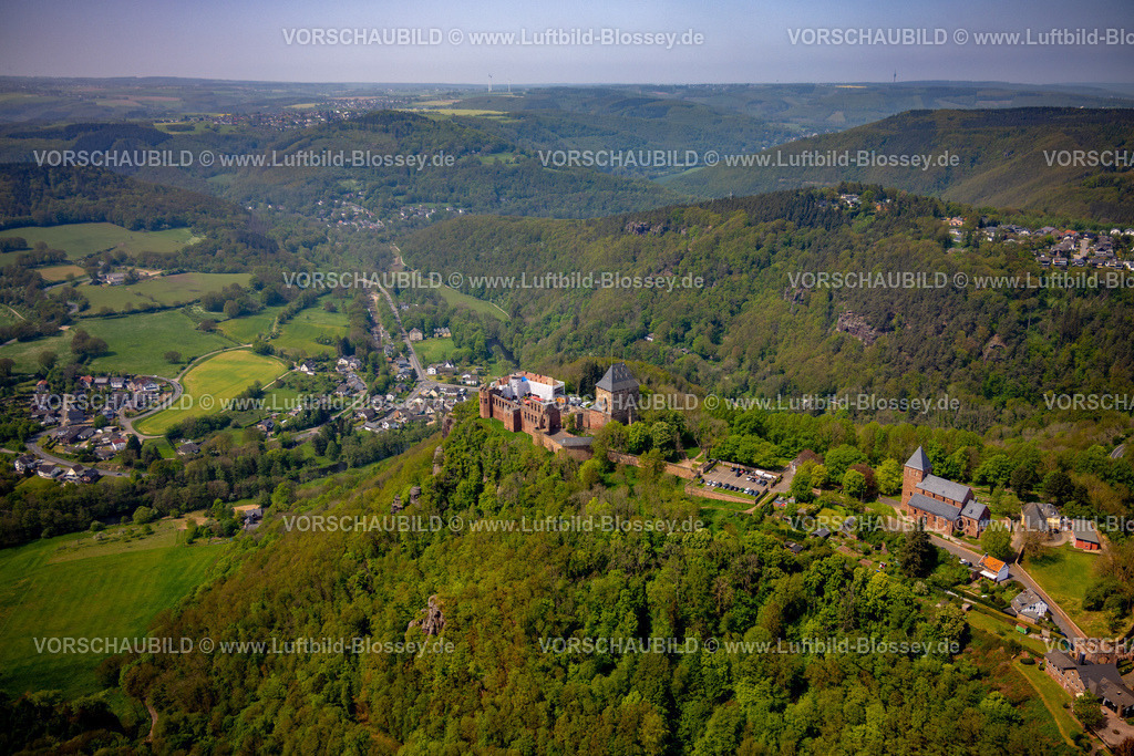 Nideggen240501740 | Luftbild, Renovierungsarbeiten an der Ruine der Burg Nideggen im Waldgebiet mit Fluss Rur, Höhenburg und Wahrzeichen der Nordeifel im Naturpark Hohes Venn-Eifel, kath. Kirche St. Johannes Baptist, Hügel und Täler, Nideggen, Nordrhein-Westfalen, Deutschland