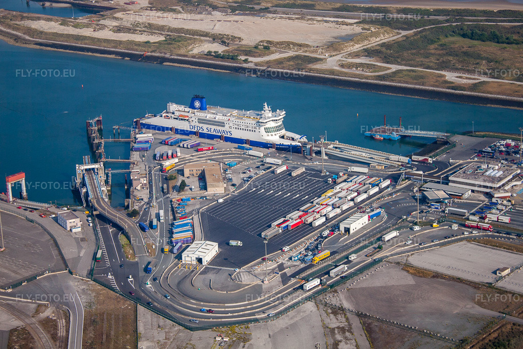 Vue aérienne: Ferry traversant la Manche dans le port situé sur la côte maritime du port de ferry du canal de Dunkerque à Loon-Plage dans le département Nord, France. Photo: IMG_58983.jpg prise le 22/07/2013 par Werner Riehm/FLY-FOTO.eu – Résolution de l'original: 4752 x 3168 px
