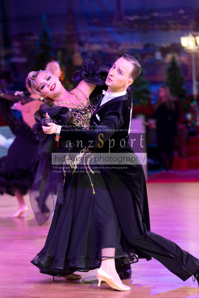 20241215_WDSF_Int_Open_Std-Riga-8659 | Tanzsportbilder, Standardtanz, Lateintanz, WDSF, DTV, LTVB, dancecomp, goc, hessen tanzt, blaues band der spree, walzer, tango, wiener walzer, slowfox, quickstepp, samba, rumba, cha-cha-cha, paso doble. jive, hd-kroft photography, turniertanzsport