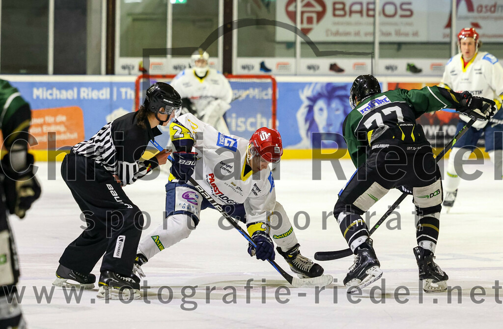 2023-01-06_083_TSV_Erding_gegen_ERV_Schweinfurt | Erding, Deutschland, 06.01.2023:
Eishockey, Bayernliga 2022 / 2023, 26. Spieltag, TSV Erding gegen ERV Schweinfurt, Endergebnis: 7:3

Linienrichterin Lara Fischer, Philipp Michl (Erding Gladiators, #77)

Foto: Christian Riedel / fotografie-riedel.net