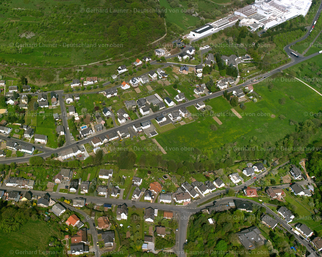 2610044 | LANGENAUBACH 09.06.2006 Wohngebiet einer Einfamilienhaus- Siedlung  in Langenaubach im Bundesland Hessen, Deutschland // Single-family residential area of settlement  in Langenaubach in the state Hesse, Germany Foto: Gerhard Launer