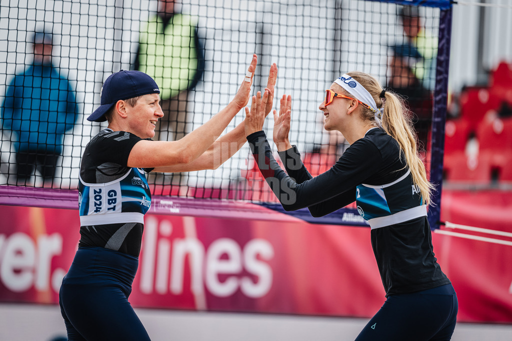 Beachvolleyball | Frauen | German Beach Tour 2024 | Tourstop Düsseldorf | 17.05.2024 | Melanie Gernert (links) und Nele Barber (rechts) klatschen jubelnd ein
