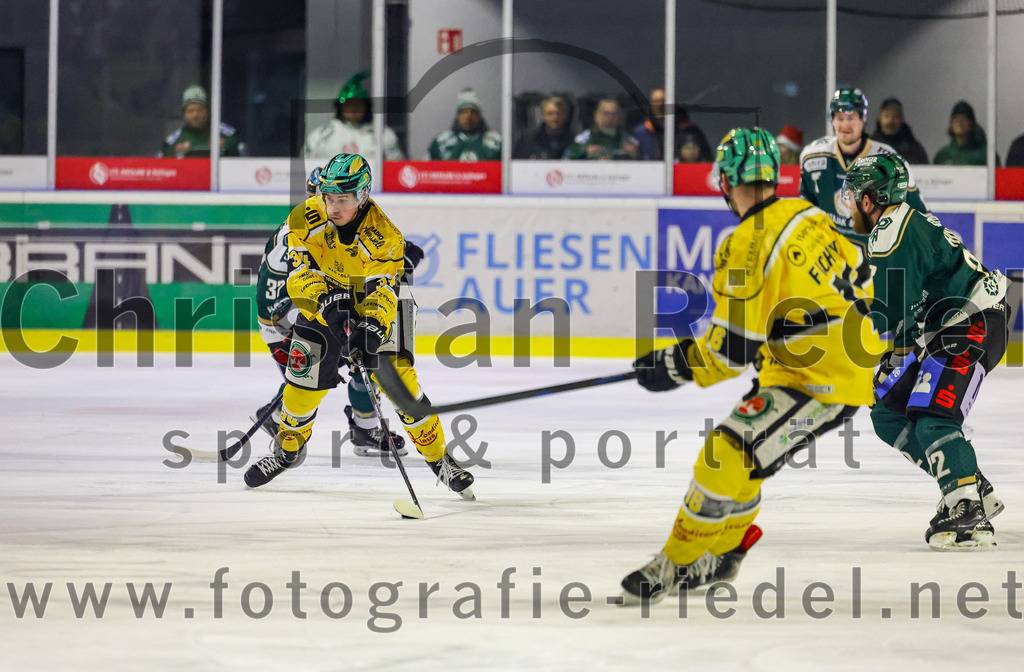 2025-12-19_044_TSV_Erding_gegen_Toelzer_Loewen | Erding, Deutschland, 19.12.2025:Eishockey, Oberliga Süd 2025 / 2026, 27. Spieltag, TSV Erding gegen Tölzer Löwen, Endergebnis: 2:5Kilian Kathan (Tölzer Löwen, #34)Foto: Christian Riedel / fotografie-riedel.net