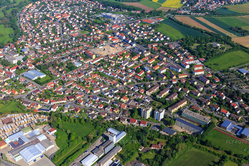 Luftbild: Ortsansicht aus Südosten mit Grundschule Haßfurt (Am Dürerweg), Albrecht-Dürer-Mittelschule Haßfurt und Heinrich-Thein-Schule – Staatliches Berufliches Schulzentrum Haßberge in Haßfurt im Bundesland Bayern in Deutschland.Foto: IMG_099889.jpg vom 25.05.2017 durch Werner Riehm/FLY-FOTO.deGrundschule Haßfurt - Grundschule HaßfurtMS-HASSFURT.DEHeinrich-Thein-Schule Haßfurt