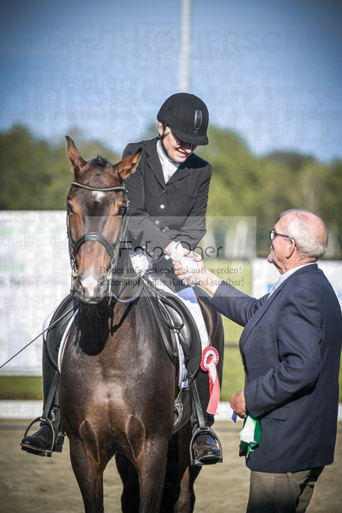 DOS_0052 | Entdecke hochwertige Reitturnierfotos von Foto Oger. Professionell, emotional und authentisch – jetzt Lieblingsmomente im Shop bestellen.Deutschlandweite Turnierfotografie. - Realisiert mit Pictrs.com