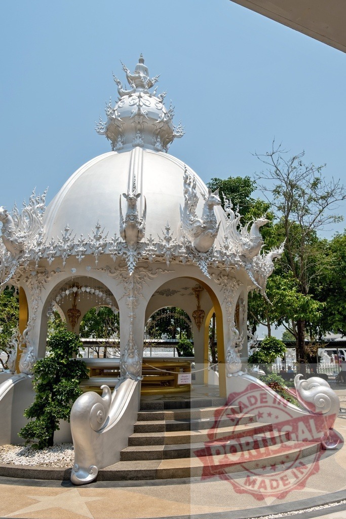 White Temple Showing Intricate Details and Ornate Sculptures in Chiang Rai, Thailand | Ornate white temple with intricate details and sculptures in Chiang Rai, Thailand, showcasing traditional Thai architecture - Realisiert mit Pictrs.com
