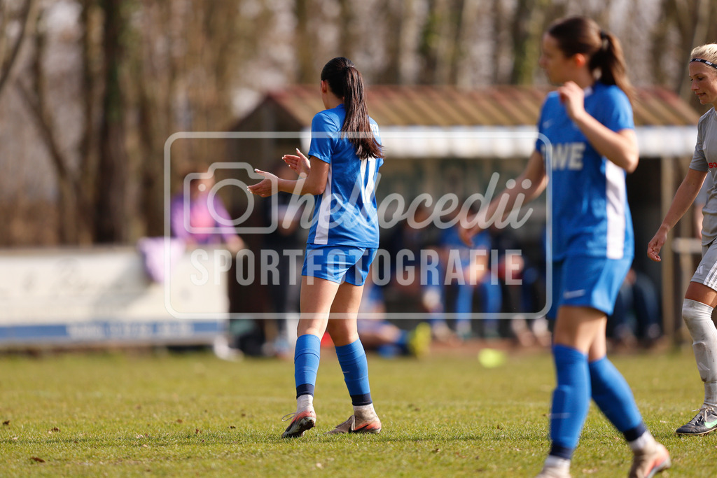 Fußball I Frauen I Saison 2025-2026 I Oberliga Niedersachsen I 15. Spieltag I SV Meppen 1912 e.v. U20 2 - BW Hollage -73 | Evy Louisa Dijkstra (11, SV Meppen 1912 e.v.) motiviert ihre Mitspielerinnen. - Realisiert mit Pictrs.com