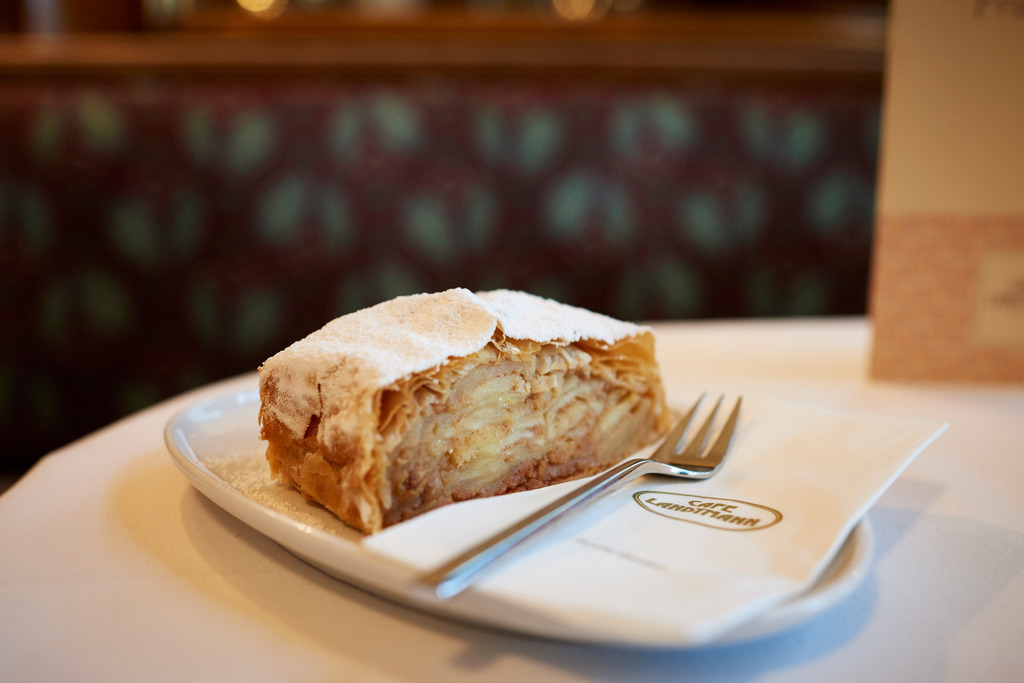 Cafe Landtmann Apfelstrudel mit Gabel | Wien, Austria - September 07, 2018: Cafe Landtmann Apfelstrudel mit Gabel und Serviette mit Logo. - Realisiert mit Pictrs.com