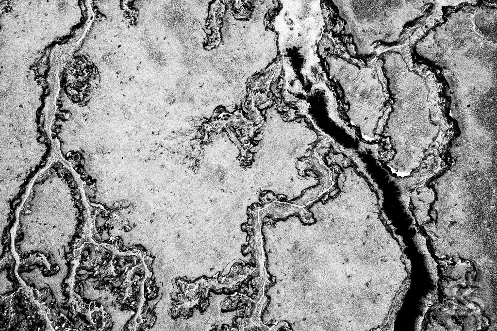 Ground Levels – Abstrakte Landschaften entwässerter Seen aus der Vogelperspektive | Ground Levels zeigt Drohnenaufnahmen entwässerter Seegründe, die zwischen Realität und Abstraktion oszillieren. Rinnsale, Pfützen und Muster verwandeln sich aus der Luft zu abstrakten Kompositionen – Fotokunst von Stefan Kuhn. - Realisiert mit Pictrs.com