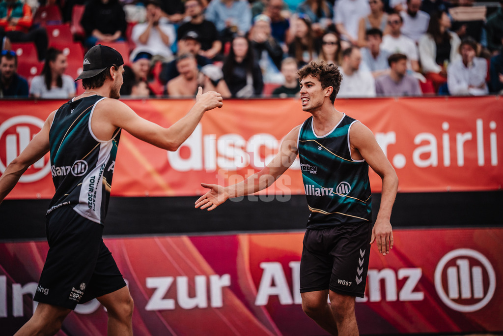 Beachvolleyball | Männer | Allianz German Beach Tour 2025 | Tourstop München | 11.07.2025 | v.l. Paul Henning und Lui Wüst jubeln