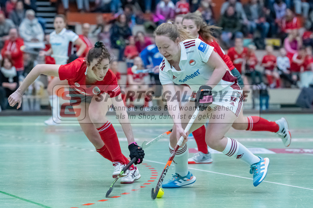 HK_20230122_103050 | 1. Bundesliga ( Halle ) Damen Crefelder HTC - Rot-Weiss Köln am 22.1.2023 Crefelder HTC  ( CHTC ) Halle Glockenspitz , Krefeld , Causin Anna-Sopie ( Crefelder HTC #20 ) , Katharina Hüls ( Rot-Weiss Köln #12 )