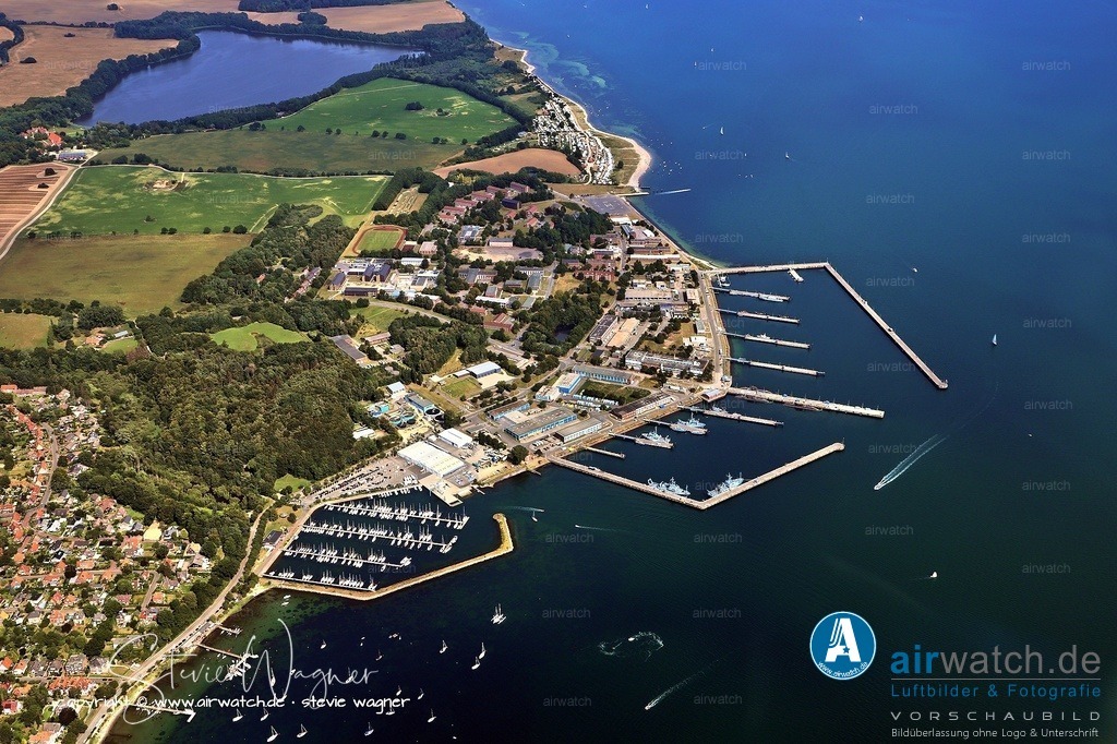 Luftbild Eckernförde - Der Marinestützpunkt ist Heimat des 1. Ubootgeschwaders | Der Marinestützpunkt ist Heimat des 1. Ubootgeschwaders (1. UG), des Ausbildungszentrums Uboote (AZU), des Seebataillons (SeeBtl), des Kommandos Spezialkräfte der Marine (KSM) sowie des Marinestützpunktkommandos Eckernförde. Zudem beherbergt er das Zentrum Einsatzprüfung, das Hydroakustische Analysezentrum der Marine, das Maritimes Unterstützungszentrum und die Wehrtechnische Dienststelle für Schiffe und Marinewaffen, Maritime Technologie und Forschung (WTD 71). Die Flotte umfasst die U-Boote der Klasse 212 A, Flottendienstboote der Oste-Klasse und den Tender Main der Elbe-Klasse.