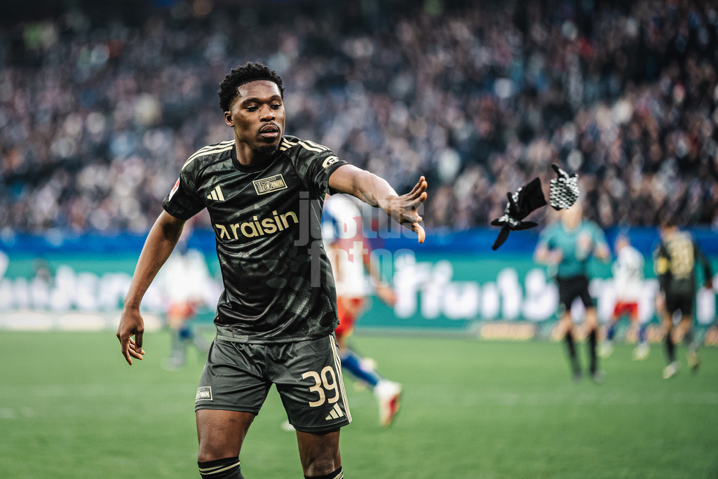 Fußball | Männer | Saison 2025/2026 | 1. Fußball-Bundesliga | 22. Spieltag | Hamburger SV vs. 1. FC Union Berlin | 14.02.2026 | Derrick Köhn (#39, 1. FC Union Berlin) schmeißt seine Handschuhe weg