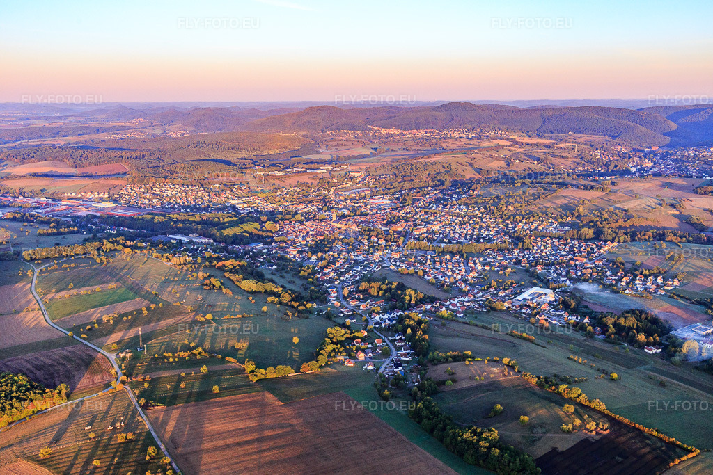 Vue aérienne: Vue de la ville depuis l'est à Reichshoffen dans le département Bas Rhin, France – .Photo: IMG_111625.jpg prise le 16/09/2018 par Werner Riehm/FLY-FOTO.eu – Résolution de l'original: 5472 x 3648 px