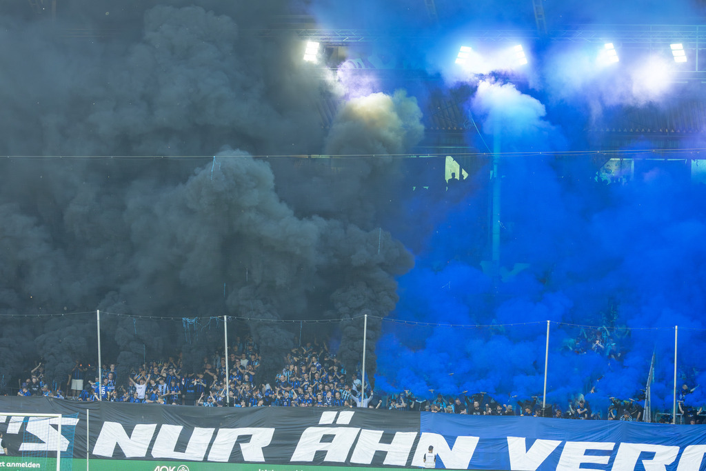 Fußball, Badischer Pokal 2025/26, Finale: VfR Mannheim gegen Waldhof Mannheim | Fußball, Badischer Pokal 2025/26, Finale: VfR Mannheim gegen Waldhof Mannheim***Blau-Schwarzer Rauch im Fanblock des SV Waldhof vor Spielbeginn - Realisiert mit Pictrs.com