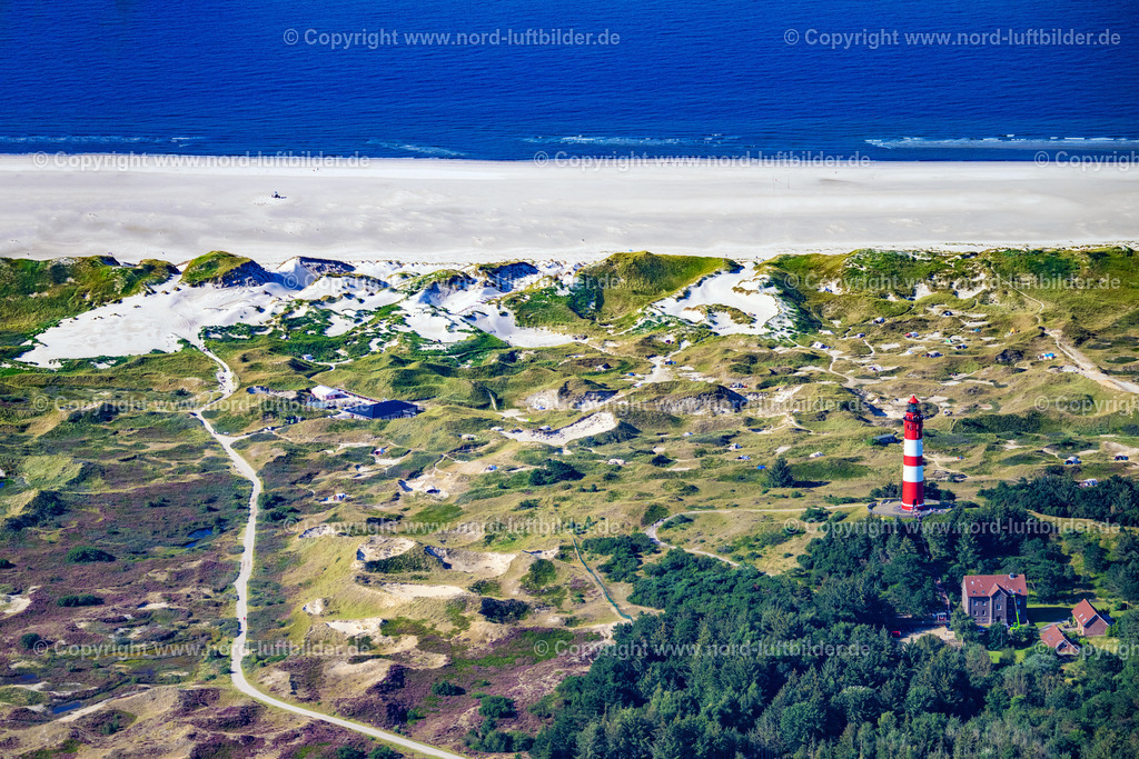 Amrum_Leuchtturm_ELS_3554280824 | NEBEL 28.08.2024 Winterlich schneebedeckte Leuchtturm als historisches Seefahrtszeichen im Küstenbereich der Nordsee in Wittdün auf Amrum im Bundesland Schleswig-Holstein. // Wintry snowy lighthouse as a historic seafaring character in the coastal area of the North Sea in Wittduen auf Amrum in the state Schleswig-Holstein. Foto: Martin Elsen