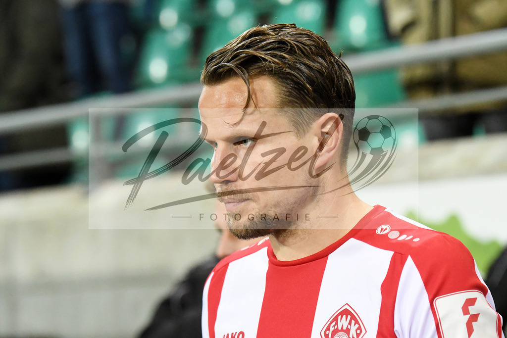 20200214_SCPFWK_0031 | Fussball, Herren: Sebastian Schuppan (FC Wuerzburger Kickers) schaut waehrend des Spiels der 3. Liga zwischen SC Preussen Muenster und FC Wuerzburger Kickers im Preussenstadion am 14.02.2020 in Muenster, Deutschland.DFB / DFL REGULATIONS PROHIBIT ANY USE OF PHOTOGRAPHS AS IMAGE SEQUENCES AND/OR QUASI-VIDEO. - Realisiert mit Pictrs.com