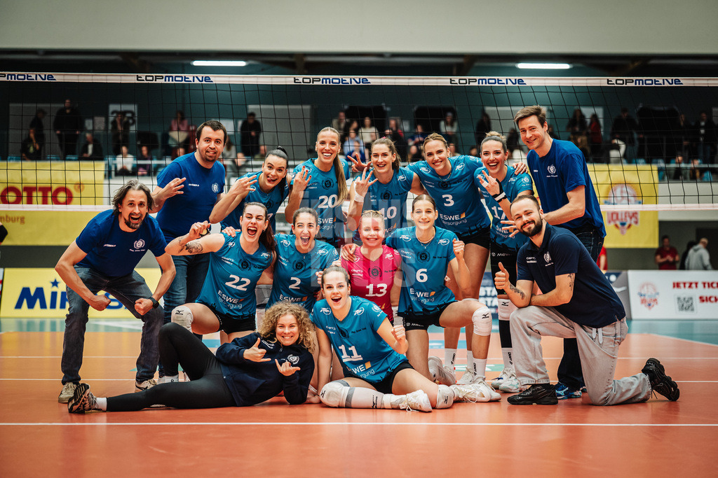 Volleyball | Frauen | Saison 2025/2026 | Volleyball Bundesliga | ETV Hamburger Volksbank Volleys vs. VC Wiesbaden | 14.03.2026 | Mannschaftsfoto nach dem Sieg, hintere Reihe von links: Marcel Frisch, Dagmar Boom (#12, VC Wiesbaden), Hannah Clayton (#20, VC Wiesbaden), Laura Broekstra (#10, VC Wiesbaden), Pleun van der Pijl (#3, VC Wiesbaden), Kathi Breitenbach, Jonas Wagner. Mittlere Reihe von Links Trainer Benedikt Frank (VC Wiesbaden), Jimena Fernandez Gayoso (#22, VC Wiesbaden), Cayetana Lopez Rey (#2, VC Wiesbaden), Lilly Bietau (#13, VC Wiesbaden), Hanna Weinmann (#6, VC Wiesbaden) und Jochen Schöps, vordere Reihe von links Rene Sain (#9, VC Wiesbaden) und Sanne Konijnenberg (#11, VC Wiesbaden)