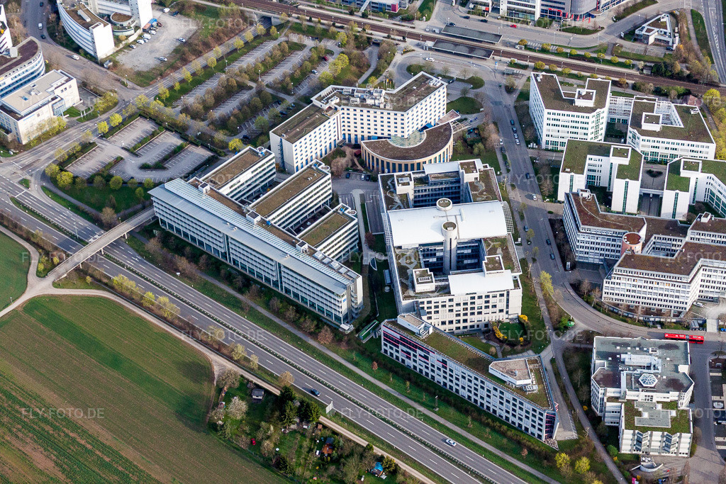 Luftbild: Gewerbegebiet und Firmenansiedlung mit Holiday Inn Stuttgart und VPV Versicherungen im Ortsteil Weilimdorf in Stuttgart im Bundesland Baden-Württemberg in Deutschland. Foto: IMG_39215.jpg vom 03.04.2011 durch Werner Riehm/FLY-FOTO.de