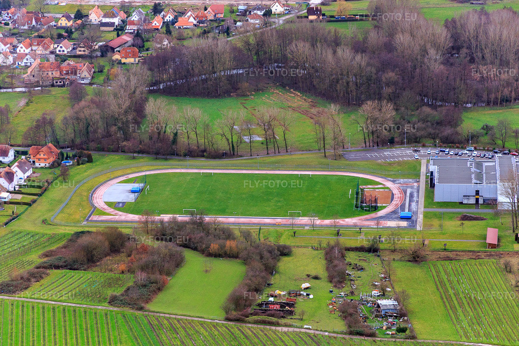 Vue aérienne: Terrain de sport du lycée à le quartier Altenstadt in Wissembourg dans le département Bas Rhin, France – .Photo: IMG_085822.jpg prise le 08/01/2016 par Werner Riehm/FLY-FOTO.eu – Résolution de l'original: 5472 x 3648 px