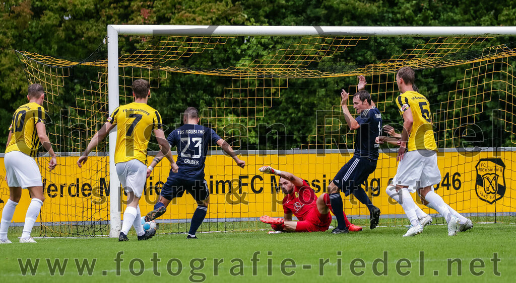 2023-07-29_078_FC_Moosinning_gegen_TuS_Raubling | Moosinning, Deutschland, 29.07.2023:
Fußball, Bezirksliga Oberbayern Ost 2023 / 2024, 1. Spieltag, FC Moosinning gegen TuS Raubling, Endergebnis: 0:7

Florian Jakob (FC Moosinning, #10), Martin Buttstedt (FC Moosinning, #7), Michael Gruber (TuS Raubling, #23), Torwart Aaron Siegl (FC Moosinning, #27), Lukas Schöffel (TuS Raubling, #14), Bastian Lanzinger (FC Moosinning, #6)

Foto: Christian Riedel / fotografie-riedel.net