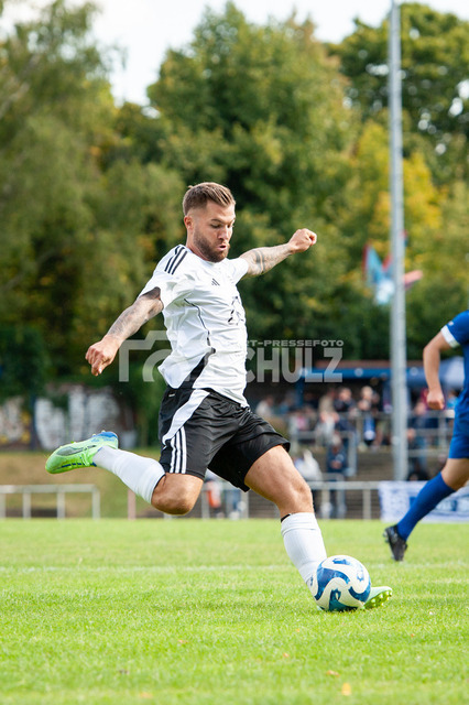 20250824_schulz_TurSue_050 | Maximilian Stellmach (TuRU Düsseldorf,No.09) beim Schuß aufs TorDEU, Düsseldorf 24.08.2025 Fußball, Landesliga Niederrhein 1, Saison 2025/2026, 2. Spieltag, TuRU Düsseldorf - ASV Süchteln - Realisiert mit Pictrs.com