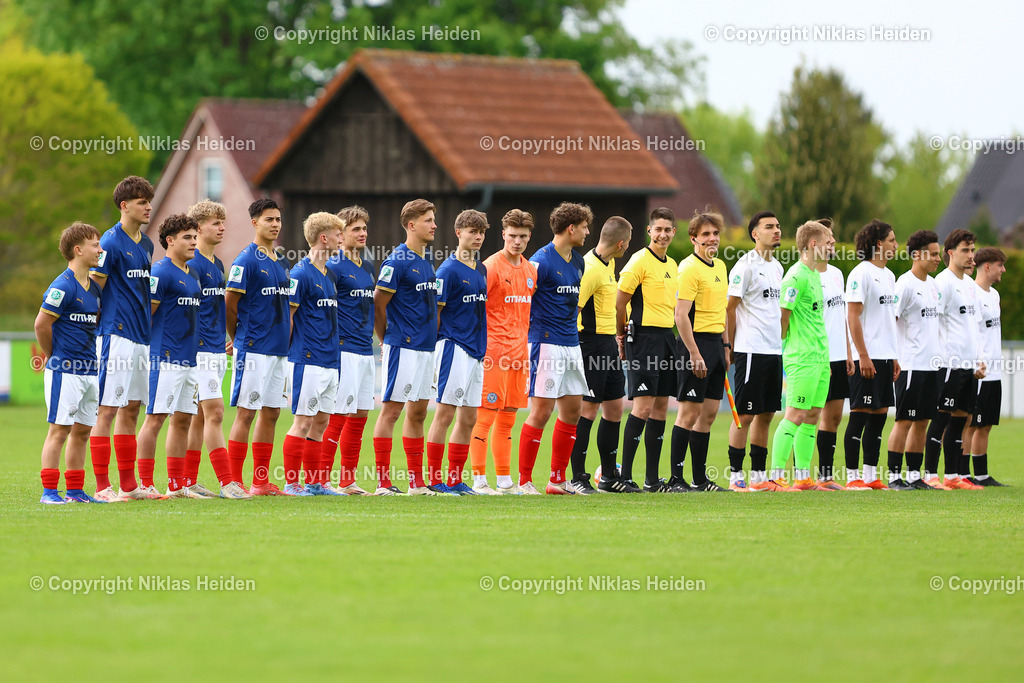 NH_JFVLübeckU19_HolsteinKielU19_SHFVLandespokal_14052026 | Die JFV Lübeck U19 und die Holstein Kiel U19 vor dem Anpfiff.Fußball I Junioren I SHFV-Landespokal (A-Junioren) I Saison 2025-2026 I Finale I JFV Lübeck U19 - Holstein Kiel U19 I 14.05.2026 I Uwe-Seeler-Fußball-Park
