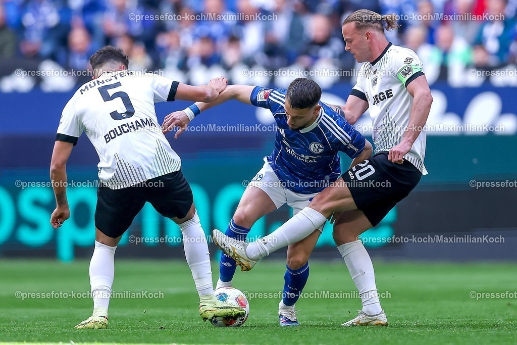 S0419042601006 | 19.04.2026, Fußball, FC Schalke 04 - SC Preußen Münster, 30. Spieltag, 2. Fußball Bundesliga, Veltins-Arena Gelsenkirchen, Saison 2025 2026: Yassine Bouchama&nbsp;(Preussen Muenster #05) Jorrit Hendrix&nbsp;(Preussen Muenster #20) im Zweikampf gegen  Adil Aouchiche&nbsp;(Schalke04 #24)  DFB regulations prohibit any use of photographs as image sequences and or quasi-video.