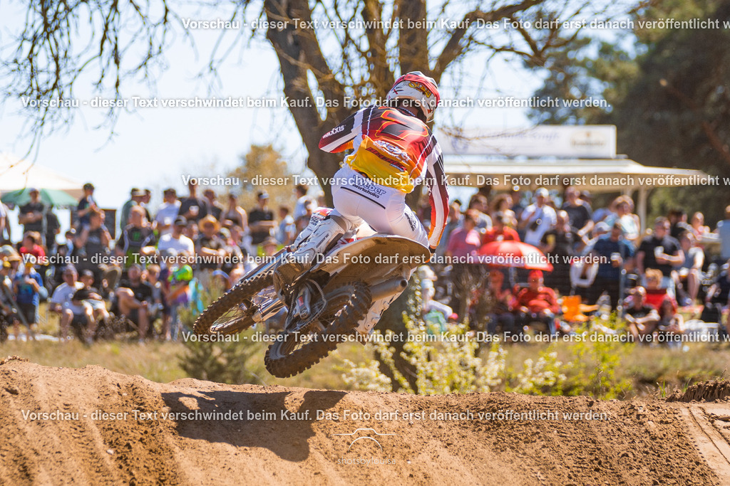 20260501_MCWriezen-3265 | Sportfotografin aus Berlin-Brandenburg mit Fokus auf Motocross. Ich halte deine sportliche Leistung und echte Emotionen auf und neben der Strecke professionell fest. Entdecke die Fotos von deinem Rennen und bestelle sie direkt hier im Shop.