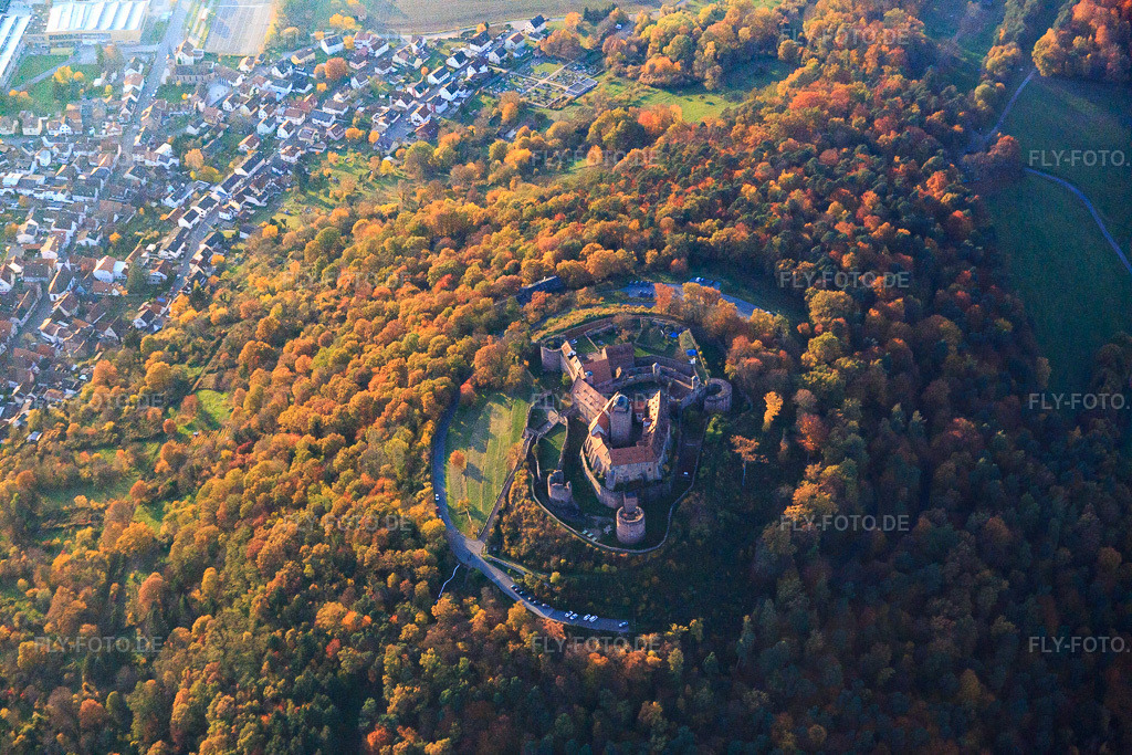 Luftbild: Burg Breuberg im Herbstlaub im Ortsteil Neustadt in Breuberg im Bundesland Hessen in Deutschland. Foto: IMG_085041.jpg vom 01.11.2015 durch Werner Riehm/FLY-FOTO.deBURG BREUBERG | Stadt Breuberg