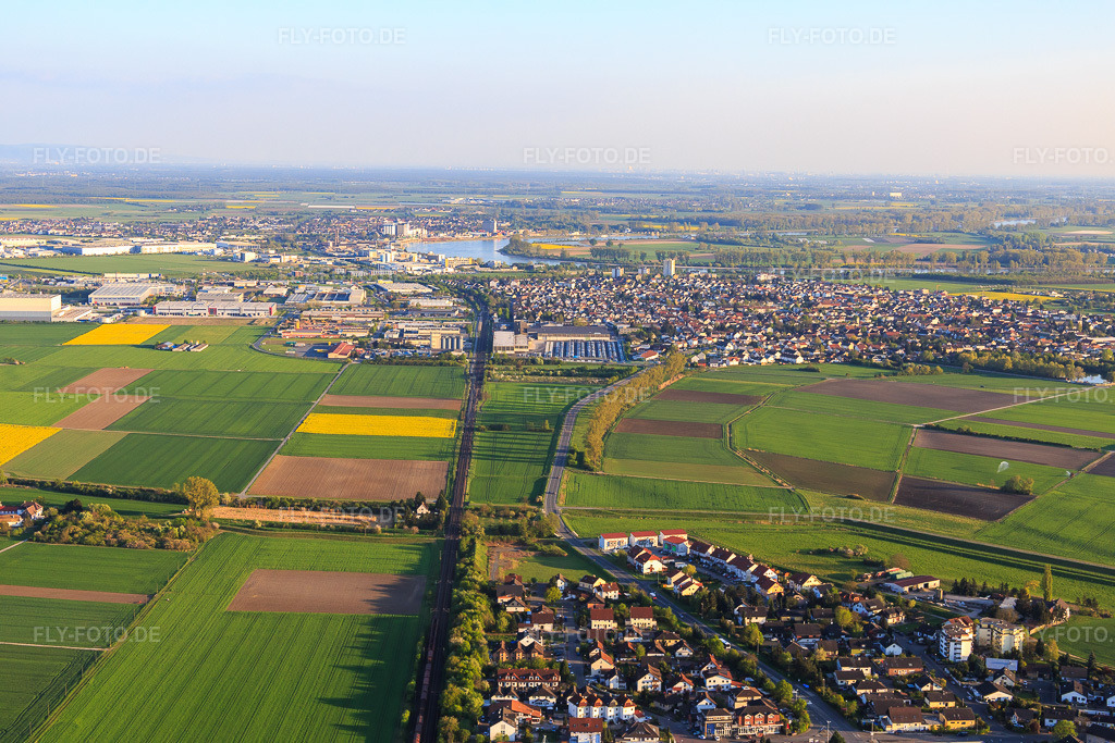 Luftbild: Stadtansicht aus Norden in Biebesheim am Rhein im Bundesland Hessen in Deutschland. Foto: IMG_077676.jpg vom 23.04.2015 durch Werner Riehm/FLY-FOTO.de