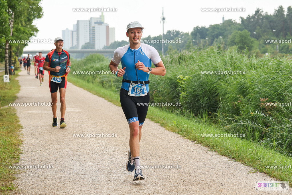 LUR_1761 | 34. M-net Erlanger Triathlon 2025 #erlangertriathlon  #mnettriathlon2025 #mnettriathlon #team #olympischedistanz #mitteldistanz #triathlon #maindonaukanal  #erlangertriathlon2025 #yourpictrs #tv1848 #tv1848erlangen  #triathlonbayern #sportinerlangen #demsportverbunden #sportshot_your_pictrs Copyright: www.sportshot.de