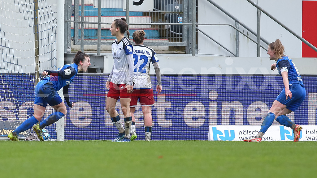 Fussball, 2. Frauen-Bundesliga, SV Meppen - Hamburger SV | v.li.: Torschützin Nina Kossen (SV Meppen, 10) und Sarah Schulte (SV Meppen, 16) mit Torjubel, Jubel, jubeln, jubelt, optimistisch, Spielszene, Highlight, Freude über das Tor zum 2:0, DIE DFB-RICHTLINIEN UNTERSAGEN JEGLICHE NUTZUNG VON FOTOS ALS SEQUENZBILDER UND/ODER VIDEOÄHNLICHE FOTOSTRECKEN. DFB REGULATIONS PROHIBIT ANY USE OF PHOTOGRAPHS AS IMAGE SEQUENCES AND/OR QUASI-VIDEO.