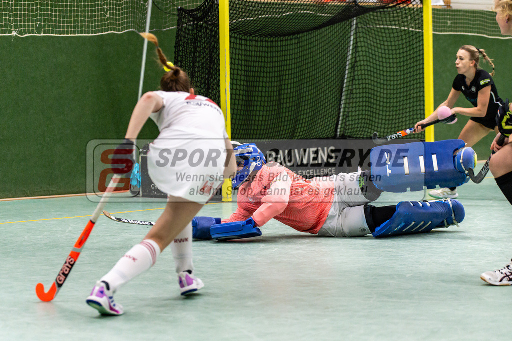 SFE_20250112_0040 | Köln, Deutschland, 12.01.2025:  ßHockey 1. Bundesliga Damen Rot-Weiss Köln - Schwarz-Weiß Köln im KTHC Stadion Rot-Weiss Köln Tennis and Hockey Club am 12.01.2025 in Köln, Deutschland. (Foto von Stephan Fehrmann)Köln, Germany, 12.01.2025: ßHockey 1. Bundesliga Damen Rot-Weiss Köln - Schwarz-Weiß Köln in KTHC Stadion Rot-Weiss Köln Tennis and Hockey Club at 12.01.2025 in Köln, Deutschland. (Foto from Stephan Fehrmann)