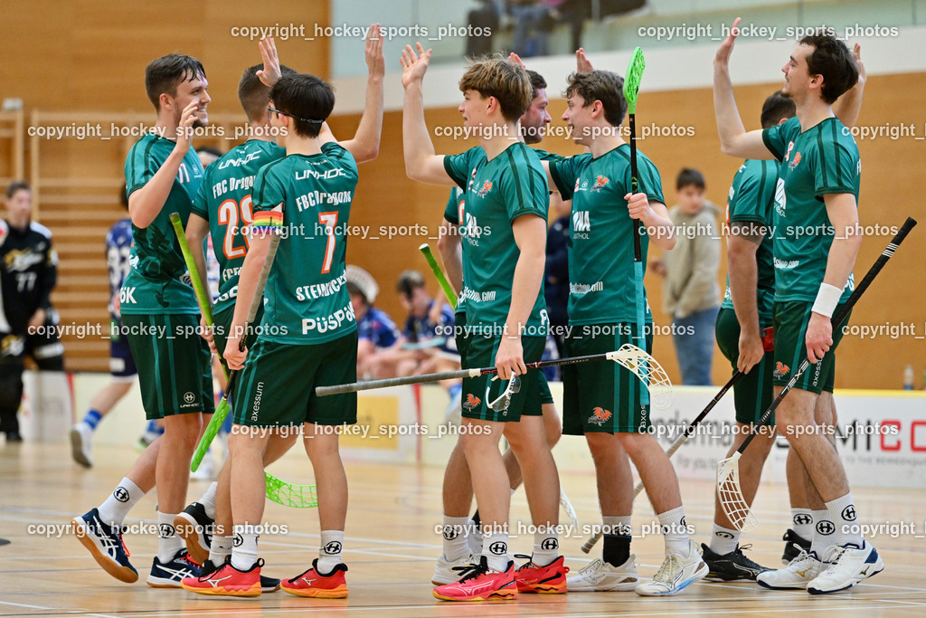 VSV Unihockey vs. FBC Dragons | Jubel FBC Dragons Mannschaft, VSV Unihockey vs. FBC Dragons, VSV Unihockey vs. FBC Dragons am 22.12.2024 in Villach (Ballspielhalle St. Martin), Austria, (Photo by Bernd Stefan)