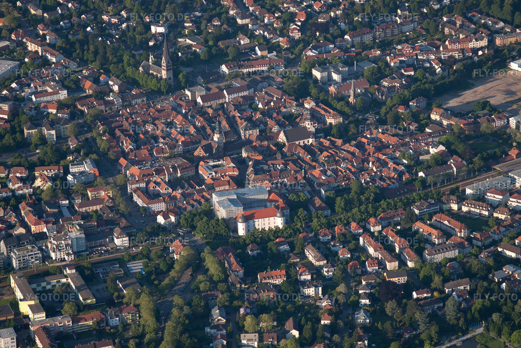 Luftbild: Altstadt von Südwesten in Ettlingen im Bundesland Baden-Württemberg in Deutschland. Foto: IMG_57392.jpg vom 06.06.2013 durch Werner Riehm/FLY-FOTO.de