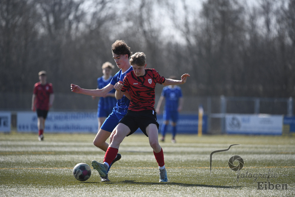 FC Rastede-JFV Leer | Bezirksliga B-Jugend; FC Rastede (blau)-JFV Leer (rot) am 08.03.2025; in Rastede (Sportanlage Köttersweg), Photo: Philip Eiben 2025 - Realisiert mit Pictrs.com