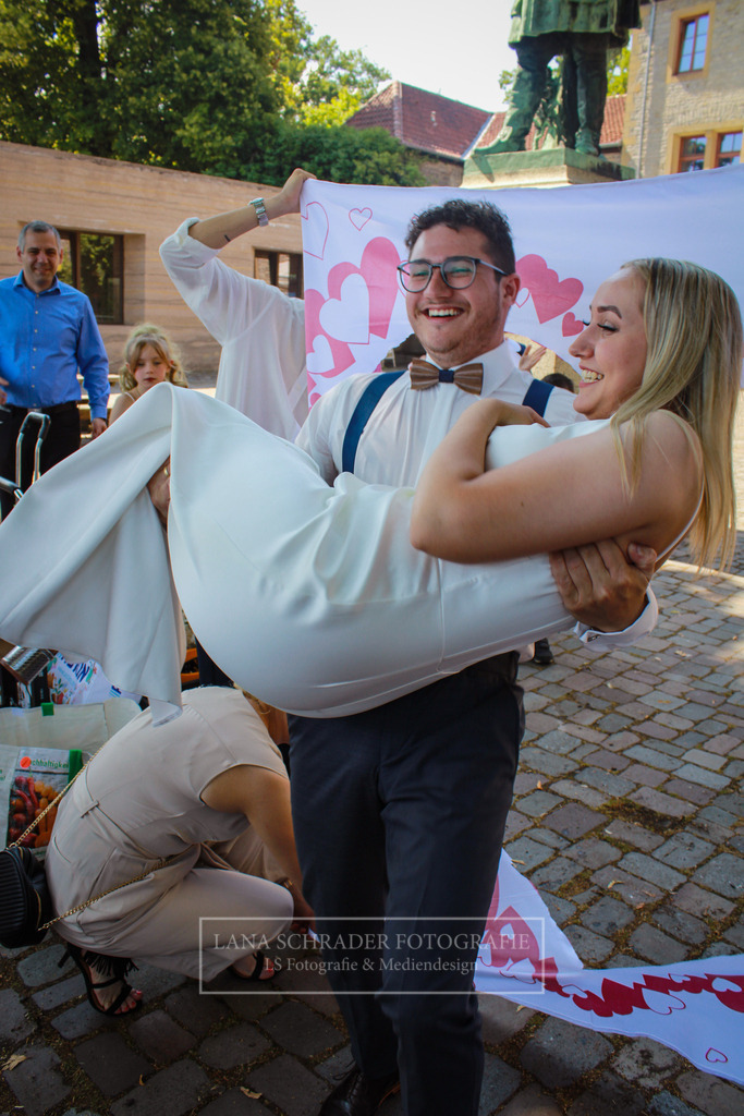 Hochzeit Sven _ Evi 30.06.22 Standesamt-03 | lanaschraderfotografie - Realisiert mit Pictrs.com
