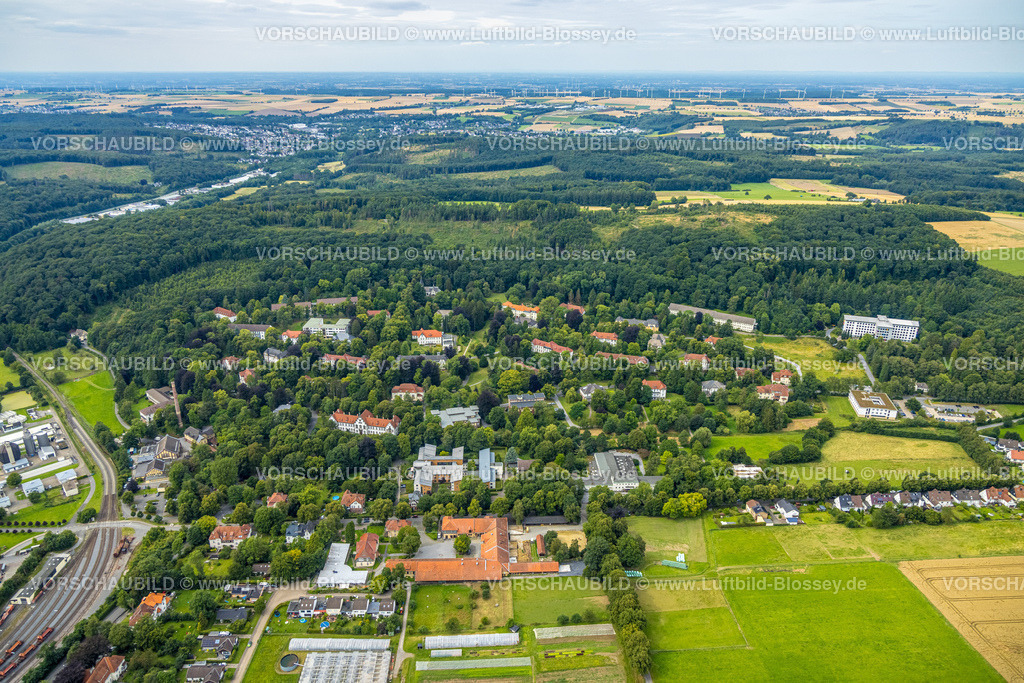 Warstein240713329 | Luftbild, LWL-Klinik mit mehreren Häusern in Parkanlage, Einrichtung des Landschaftsverbands Westfalen-Lippe, unten Gutshof Warstein, Suttrop, Warstein, Sauerland, Nordrhein-Westfalen, Deutschland