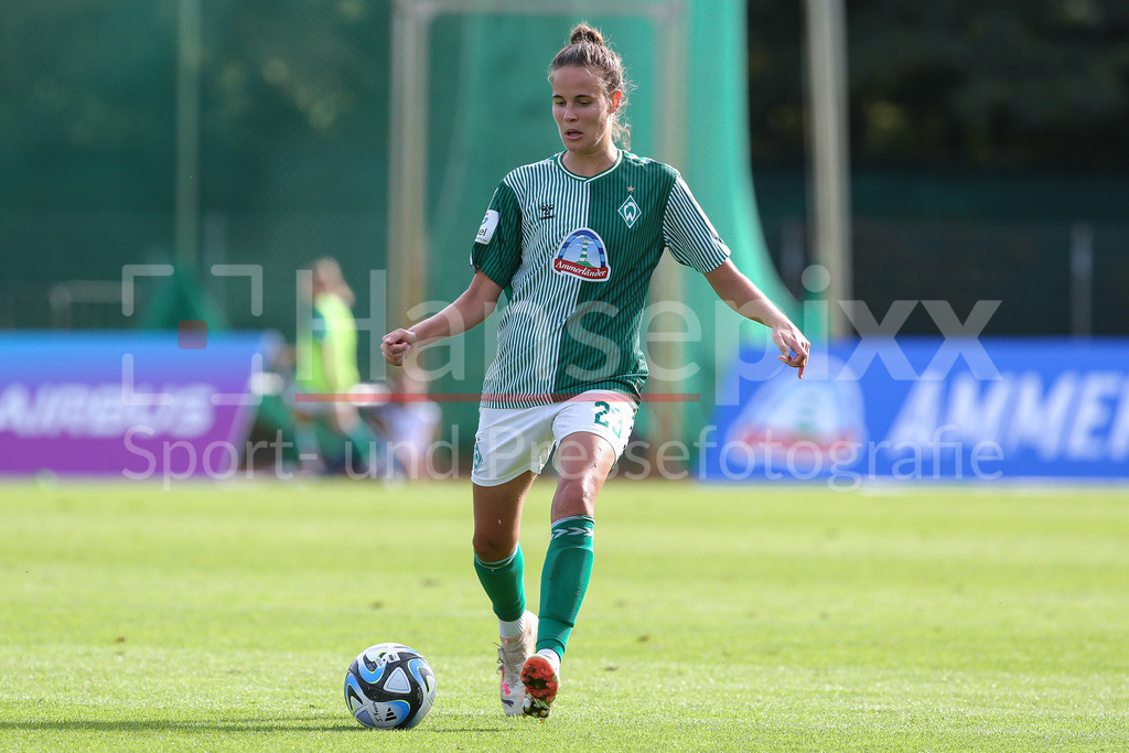 Fussball, Google Pixel Frauen-Bundesliga, SV Werder Bremen - TSG 1899 Hoffenheim | v.li.: Hanna Nemeth (SV Werder Bremen, 23) Freisteller, Einzelbild, Ganzkörper, Aktion, Action, Spielszene, DIE DFB-RICHTLINIEN UNTERSAGEN JEGLICHE NUTZUNG VON FOTOS ALS SEQUENZBILDER UND/ODER VIDEOÄHNLICHE FOTOSTRECKEN. DFB REGULATIONS PROHIBIT ANY USE OF PHOTOGRAPHS AS IMAGE SEQUENCES AND/OR QUASI-VIDEO.