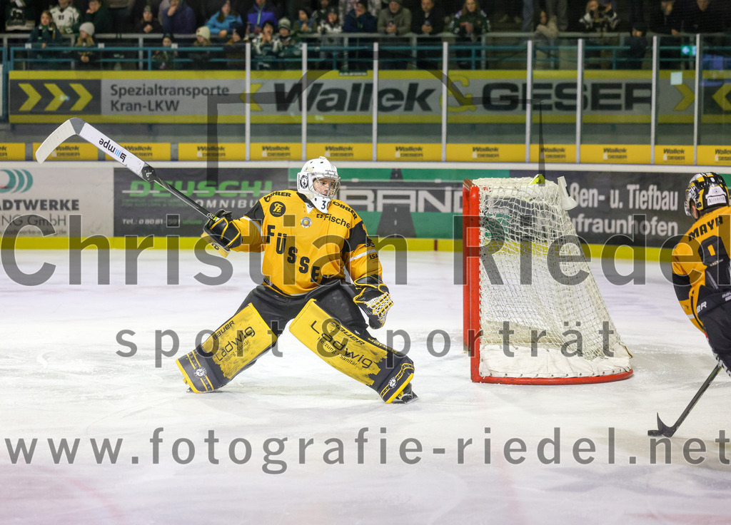 2026-02-27_051_TSV_Erding_gegen_EV_Fuessen | Erding, Deutschland, 27.02.2026:Eishockey, Oberliga Süd 2025 / 2026, 51. Spieltag, TSV Erding gegen EV Füssen, Endergebnis: 2:4Torwart Timotej Pancur (EV Füssen, #30), Sandro Mayr (EV Füssen, #9)Foto: Christian Riedel / fotografie-riedel.net
