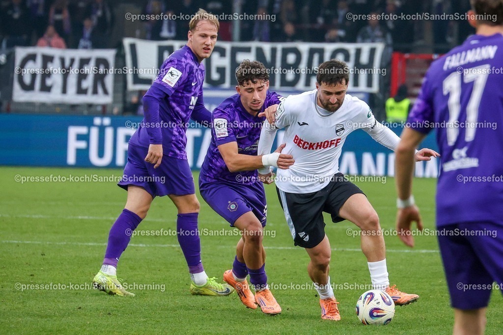 xSSCx08112501128 | 08.11.2025, xsscx, Fuﬂball 3. Liga, SC Verl - FC Erzgebirge Aue, 14. Spieltag, Sportclub Arena, Saison 2025 2026: Ricky Bornschein (Erzgebirge Aue #9) im Zweikampf gegen Berkan Taz (SC Verl #10) DFB regulations prohibit any use of photographs as image sequences and or quasi-video.