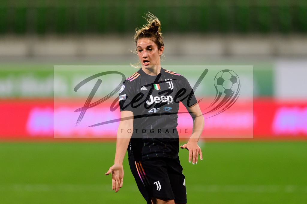 WOBJUV20211118_132 | Fussball, Frauen: Martina Lenzini (Juventus FC) gestikuliert, Gestik bei dem Spiel der UEFA Women´s Champions League zwischen VfL Wolfsburg und Juventus Turin im AOK-Stadion am 18.11.2021 in Wolfsburg, Deutschland. - Realisiert mit Pictrs.com