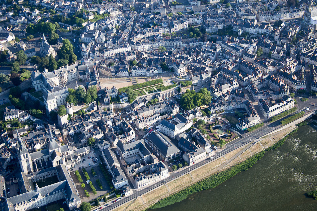 Vue aérienne: Vue de la ville à Blois dans le département Loir et Cher, France. Photo: IMG_082043.jpg prise le 20/06/2015 par Werner Riehm/FLY-FOTO.euRésolution de l'original: 5472 x 3648 px